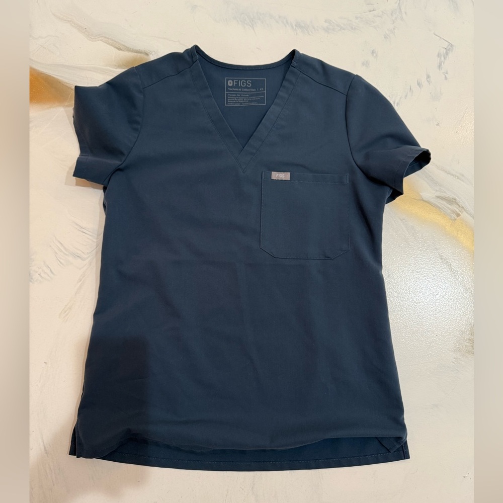 Figs Woman’s Caterina One Pocket Scrub Top (XS, Dark harbor)
